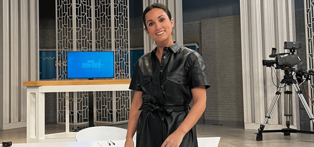 Image de Clara Rey en un set de televisión